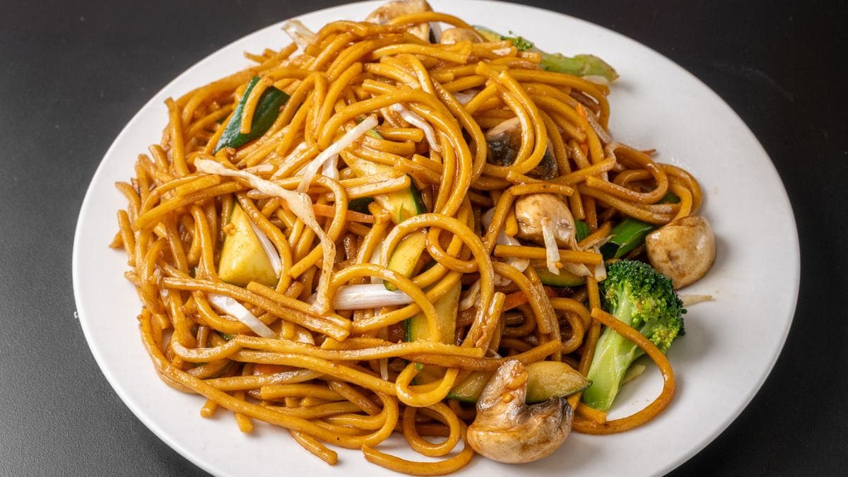 Lo mein noodles with vegetables