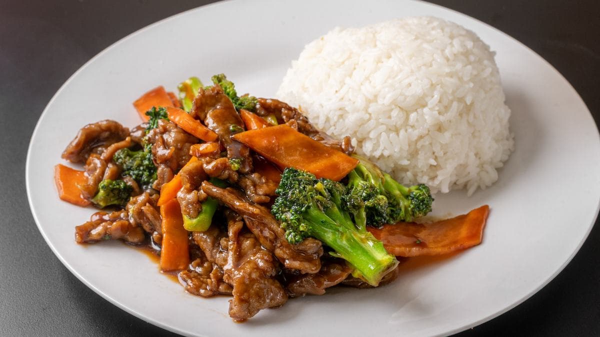 Pepper steak with steamed rice, a Chinese catering favorite
